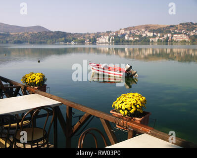 Blick auf den See orestiada in Volos, Griechenland. Foto von einem Cafe am See, in einem schönen Tag Licht. Stockfoto