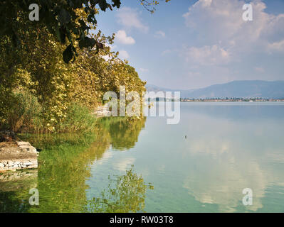 Schönen Himmel auf dem Wasser am See orestiada in Kastoria, Griechenland Rechnung trägt. Stockfoto