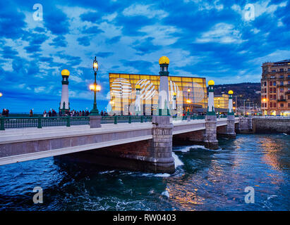 Kursaal Brücke von San Sebastian bei Einbruch der Dunkelheit mit dem Kursaal Palast im Hintergrund. Donostia, Guipúzcoa. Spanien Stockfoto