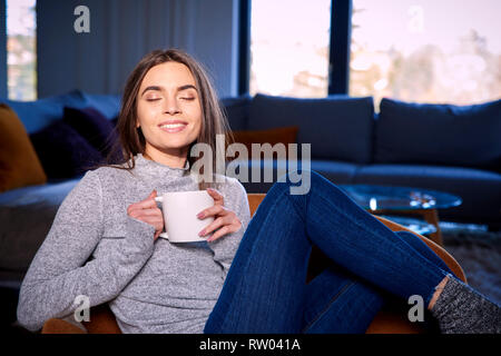 Portraitfotos der schöne junge Frau träumen bei einer Tasse Tee. Stockfoto