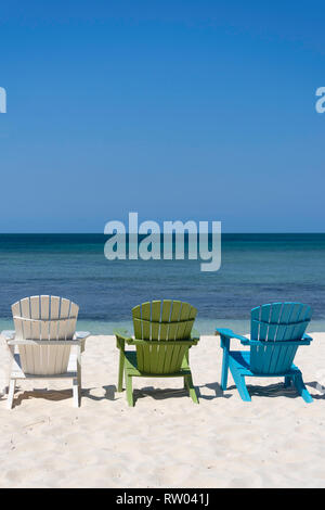 Bunte Stühle aus Holz auf Palm Beach, Palm Beach, Aruba, ABC-Inseln, Leeward Antillen, Karibik Stockfoto