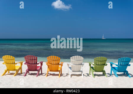 Bunte Stühle aus Holz auf Palm Beach, Palm Beach, Aruba, ABC-Inseln, Leeward Antillen, Karibik Stockfoto