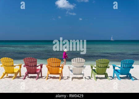 Bunte Stühle aus Holz auf Palm Beach, Palm Beach, Aruba, ABC-Inseln, Leeward Antillen, Karibik Stockfoto