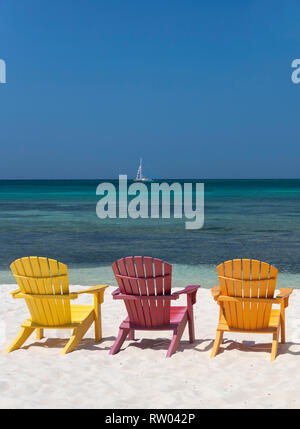 Bunte Stühle aus Holz auf Palm Beach, Palm Beach, Aruba, ABC-Inseln, Leeward Antillen, Karibik Stockfoto