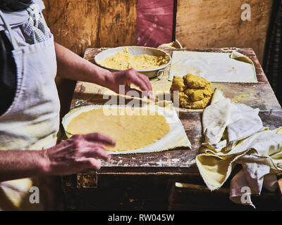 Ein Koch Tortillas, die auf einer hölzernen rustikalen Tisch. Stockfoto