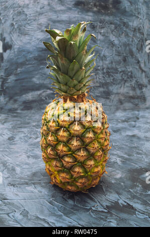 Reif ganze Ananas Obst auf dunklem Hintergrund isoliert Stockfoto