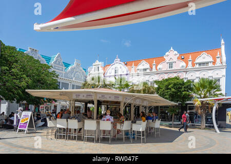 Plaza Daniel Leo mit Restaurant und niederländischen Gebäuden im Kolonialstil, Oranjestad, Aruba, ABC-Inseln, Leeward Antillen, Karibik Stockfoto