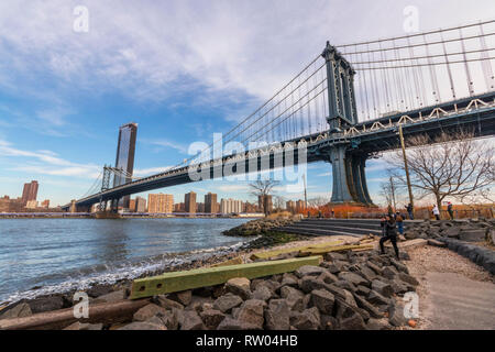 Weitwinkelaufnahme des East River, Brooklyn Bridge und Manhattan Bridge aus Brooklyn, New York City Stockfoto