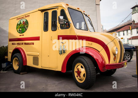 Vintage Divco Elmhurst Milchwagen in Brooklyn, New York City geparkt Stockfoto