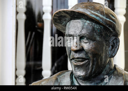 Lebensechte statue am hotelÕs Eingang sitzen ist eine der Insel der berühmte Bewohner des Menschen, TV und Film Komödie Schauspieler, Sir Norman Weisheit. Er war ein fr Stockfoto