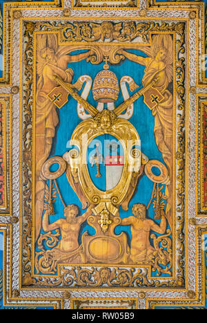 Papst Gregor XVI. Wappen von der Decke der Basilika von San Sebastiano fuori le Mura in Rom, Italien. Stockfoto