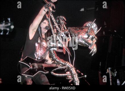 Sänger, Songwriter und Gitarrist Blackie Lawless der Heavy Metal Band W.A.S.P. ist dargestellt auf der Bühne während einer "live"-Konzert aussehen. Stockfoto