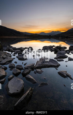 Sonnenuntergang am Llynnau Mymbyr, einem See im Tal von Dyffryn Mymbyr in Snowdonia National Park, North Wales. Stockfoto