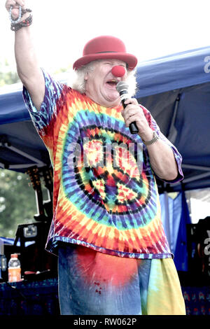 Entertainer und Aktivist für Frieden, Wavy Gravy, geboren Hugh Romney, gezeigt wird die Einführung von Crosby, Stills & Nash auf der Bühne bei der Zusammenkunft der die Vibes Music Festival. Stockfoto