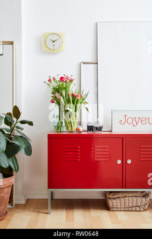 Happy interior design Blumen und großen Bilderrahmen rot Metallschrank Stockfoto