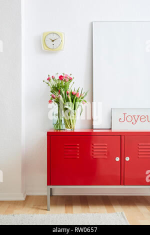 Minimalistisches Konzept frames Blumen und roten Metallschrank Stockfoto