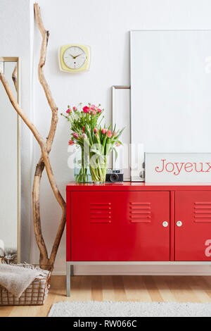 Roter Spind Blumen und Bilderrahmen lifestyle Dekoration Stockfoto