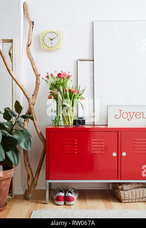 Red Metallschrank in lebendigen lifestyle Szenario Stockfoto