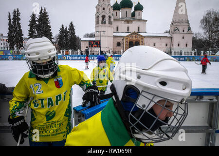 Gleiches bandy zwischen den Teams der Kinder 'Bär' (Jaroslawl) und 'Start' (Nerehta) an der Eisbahn auf der sowjetischen Platz der Stadt Jaroslawl, Russland Stockfoto