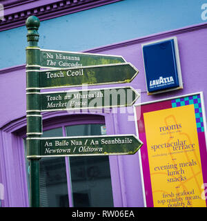 Alte Straßenschilder in Irisch und Englisch in Ennistymon im County Clare in Irland Stockfoto