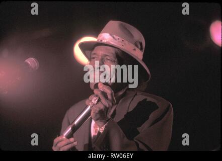 Blues Sänger und Mundharmonikaspieler Junior Wells, der berühmt ist für das Spielen mit Muddy Waters, Buddy Guy, Bonnie Raitt, die Rolling Stones und Van Morrison ist unter anderem, dargestellt auf der Bühne während einer "live"-Konzert aussehen. Stockfoto