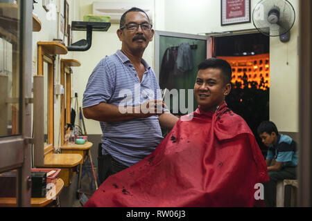 KUCHING/Sarawak/Malaysia/JUNI 2014: Friseur in den Straßen von Kuching Stockfoto