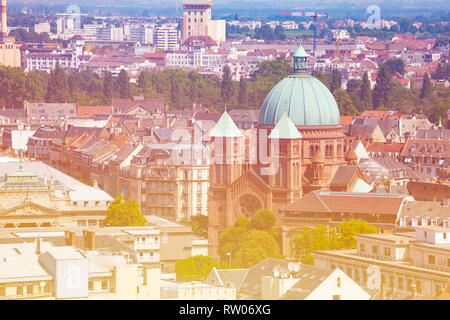 Katholische Kirche Saint-Pierre-le-Jeune Blick von der Kathedrale Notre Dame de Strasbourg, Frankreich Stockfoto