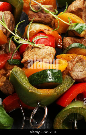 Gegrilltes Schweinefleisch oder Shish Kebab am Spieß mit Gemüse. Essen Hintergrund schaschlik oder hähnchenspieße Stockfoto