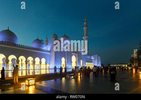 ABU DHABI, VAE, 10. Januar 2019: Die Sheikh Zayed Grand Moschee am Abend mit schönen Außenbeleuchtung Stockfoto