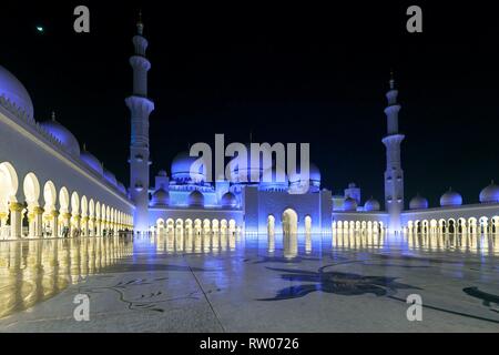 ABU DHABI, VAE, 10. JANUAR 2019: Nette Nacht Blick auf den rechten Teil der Sheikh Zayed Grand Moschee Stockfoto