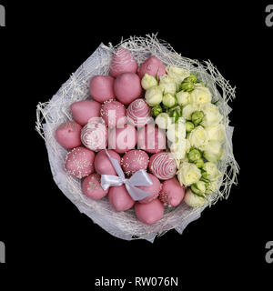 Schöne zarter Bouquet aus Erdbeeren in Schokolade rosa und weißen Rosen auf schwarzem Hintergrund. Ansicht von oben Stockfoto