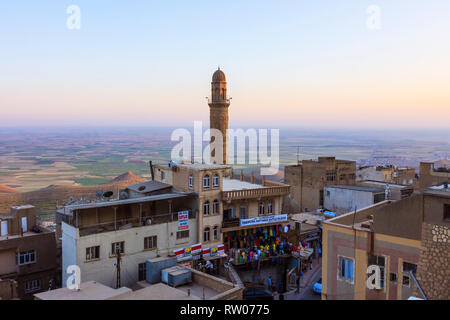 Mardin, südöstlichen Anatolien, Türkei: stadtbild der Altstadt mit 12. Jahrhundert Minarett der Großen Moschee Ulu Cami in irakischen seldschukischen Stil gebaut von Stockfoto