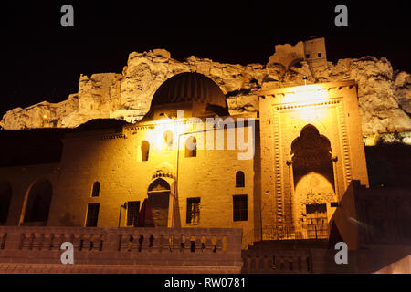 Mardin, südöstlichen Anatolien, Türkei: Nachtansicht der beleuchtete Fassade aus dem 14. Jahrhundert Zinciriye Medresesi (Sultan Isa Medrese) gebaut von der Stockfoto