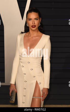 BEVERLY HILLS, Kalifornien - 24. Februar: Adriana Lima besucht 2019 Vanity Fair Oscar Party im Wallis Annenberg Center für Darstellende Künste auf Firma Febru Stockfoto