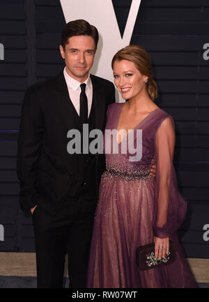 BEVERLY HILLS, Kalifornien - 24. Februar: Topher Grace und Ashley Hinshaw besucht 2019 Vanity Fair Oscar Party im Wallis Annenberg Zentrum für die perfo Stockfoto