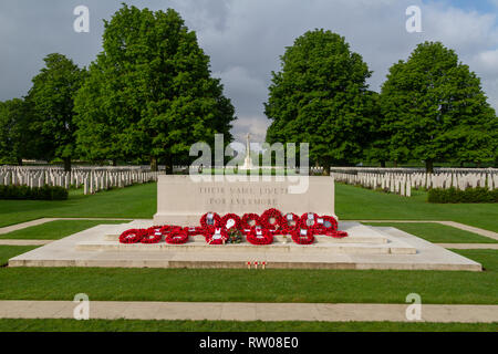 Der Stein der Erinnerung mit 'Ihr Name lebt von Ewigkeit zu Ewigkeit' im Bayeux Commonwealth War Cemetery Friedhof, Bayeux, Normandie, Frankreich eingeschrieben. Stockfoto