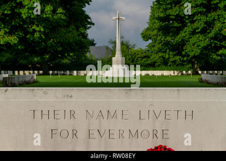 Der Stein der Erinnerung mit 'Ihr Name lebt von Ewigkeit zu Ewigkeit' im Bayeux Commonwealth War Cemetery Friedhof, Bayeux, Normandie, Frankreich eingeschrieben. Stockfoto