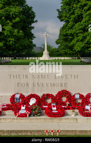 Der Stein der Erinnerung mit 'Ihr Name lebt von Ewigkeit zu Ewigkeit' im Bayeux Commonwealth War Cemetery Friedhof, Bayeux, Normandie, Frankreich eingeschrieben. Stockfoto