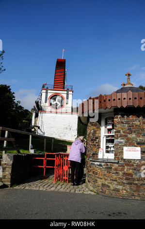 Ein Besucher zahlen Eintritt im visitorÕs Eingang zum berühmten Laxey Wheel, dem weltweit größten industriellen Wasserrad. Es ist bekannt f Stockfoto