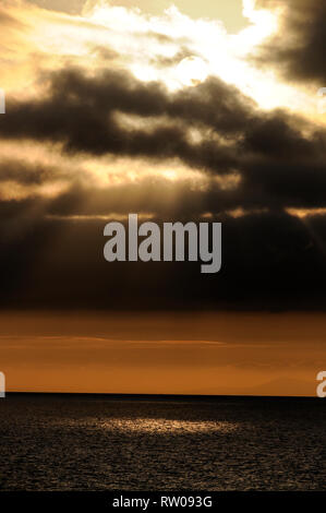 Sonnenuntergang über der Irischen See von Peel, einem kleinen Fischerdorf an der Westküste auf der Isle of Man, Großbritannien. Die Insel Man mit seiner Hauptstadt, Doug Stockfoto