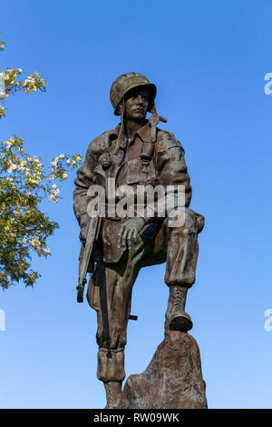 Der "Iron Mike" Denkmal für die 82Nd Airborne und ihre D-Day 1944 Capture & Verteidigung der La Fière Brücke, Normandie, Frankreich. Stockfoto