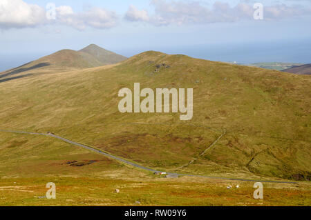 Hohe Ansicht eines Teils der Snaefell Mountain Road (A18), das Teil der berühmten TT-Rennstrecke von der Snaefell Mountain Railway Straßenbahn bis 2,03 Stockfoto