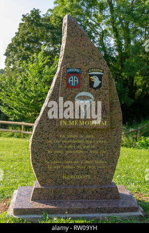 Gedenktafel neben dem "Iron Mike" Denkmal für die 82Nd Airborne und ihre D-Day 1944 Capture & Verteidigung der La Fière Brücke, Normandie, Frankreich. Stockfoto