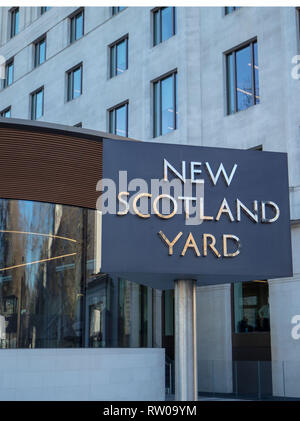 Schild von New Scotland Yard am Curtis Green Building im Victoria Embankment, London, England, Großbritannien. Stockfoto