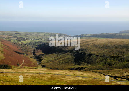 Hohe Blick in Richtung Laxey, fünf Meilen entfernt an der Küste von der Snaefell Mountain Railway Straßenbahn, wie er kletterte bis an die 2.036 ft Gipfel des Mount Snaefel Stockfoto