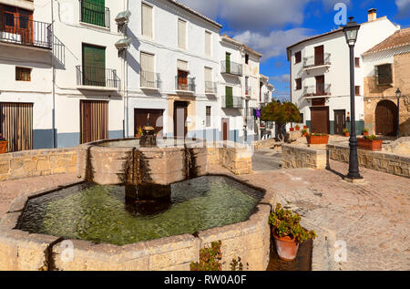 Ein Brunnen auf dem Platz vor der Iglesia Mayor de Santa María de la Encarnación in Alhama de Granada in der Provinz Granada, Spanien. Stockfoto