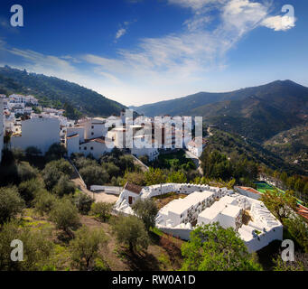 Luftaufnahme der Cementerio Redondo (kreisförmige Friedhof) und Sayalonga, in der Provinz Málaga, Andalusien im Süden von Spanien Stockfoto