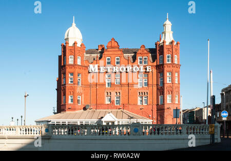 Metropole Hotel an der Promenade im Seebad Blackpool Lancashire England das einzige Hotel, das sich auf der Westseite der Straßenbahnschienen Stockfoto