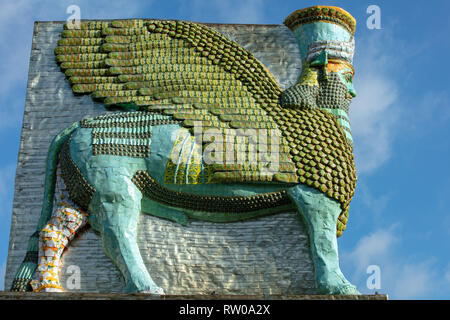 Die Replik lamassu Statue, dessen Original wurde von ISIS, zerstört durch Künstlers Michael Rakowitz erstellt am Trafalgar Square, London, UK angezeigt. Stockfoto