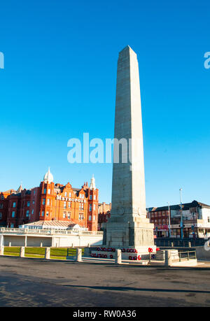 Kenotaph Kriegerdenkmal am Meer bei Blackpool Lancashire England Großbritannien gelegen Stockfoto